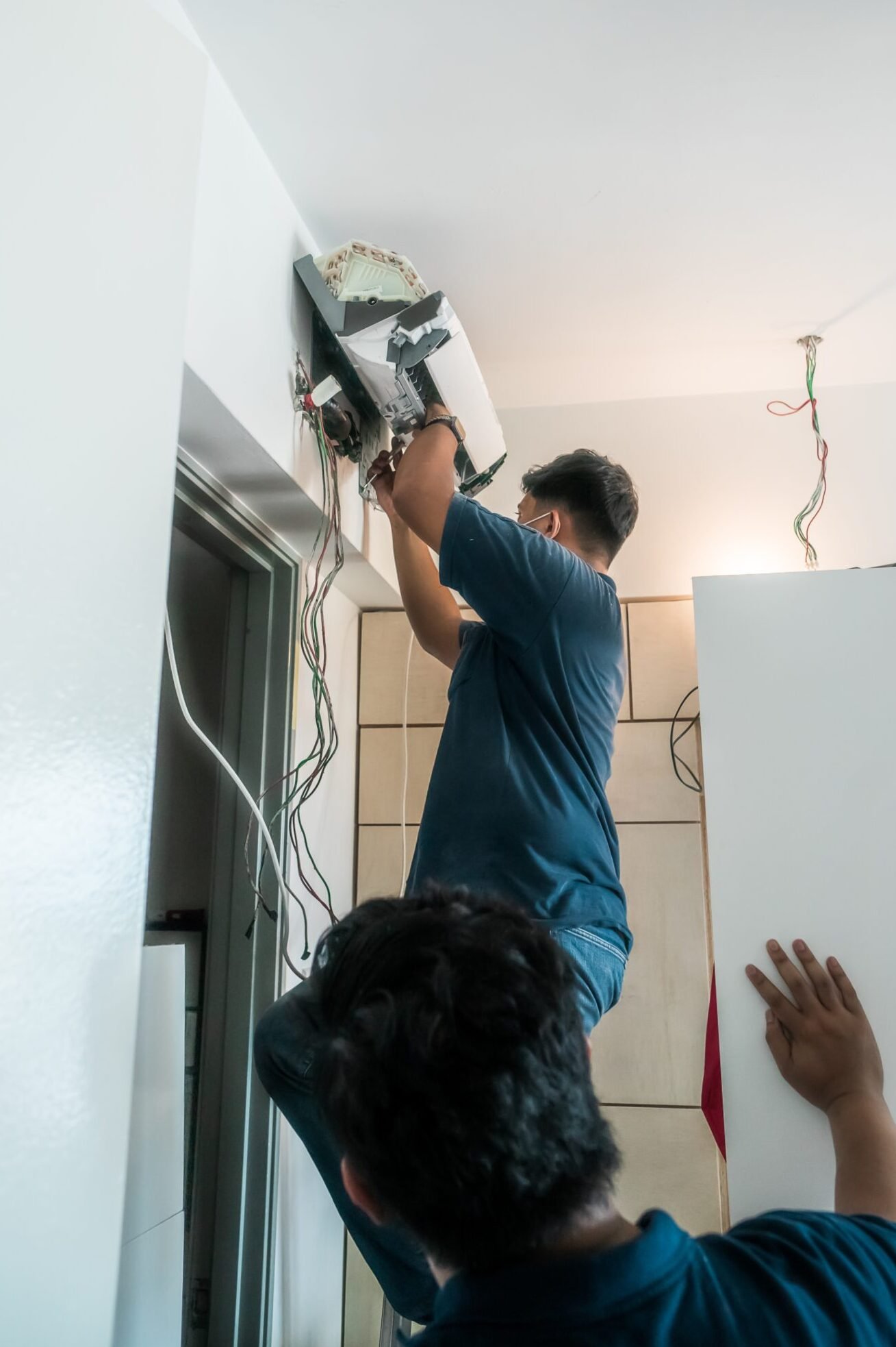 repairing-air-conditioner-on-the-wall